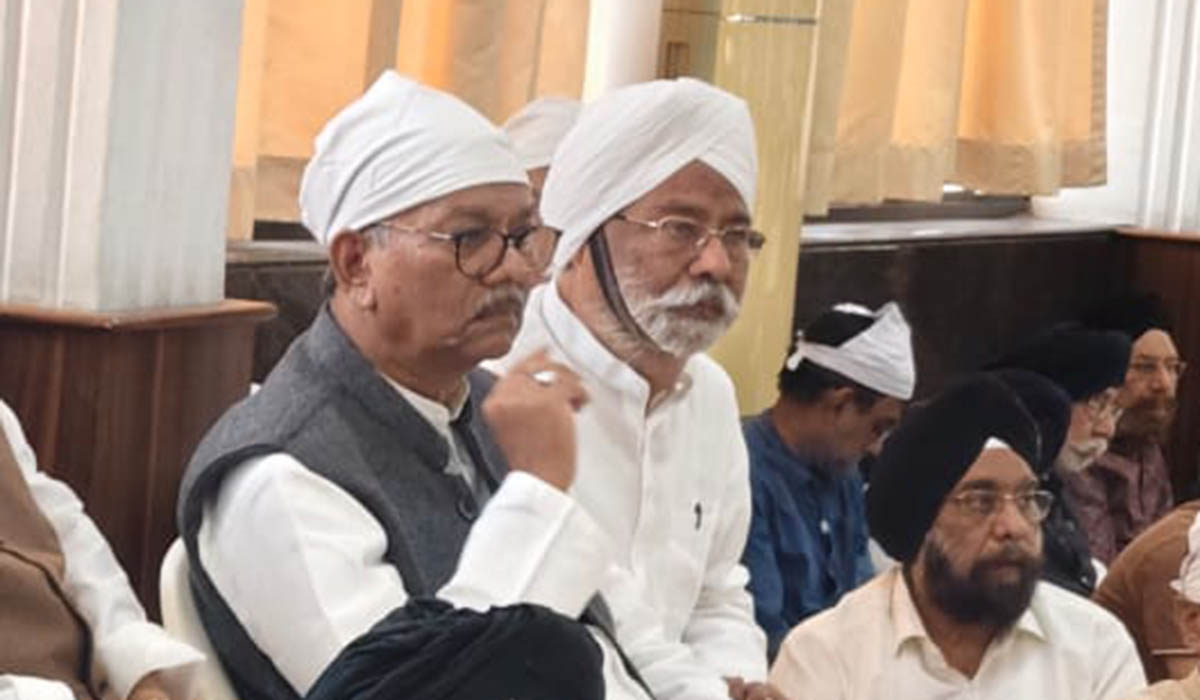 Dr. Charandas Mahant paying tribute