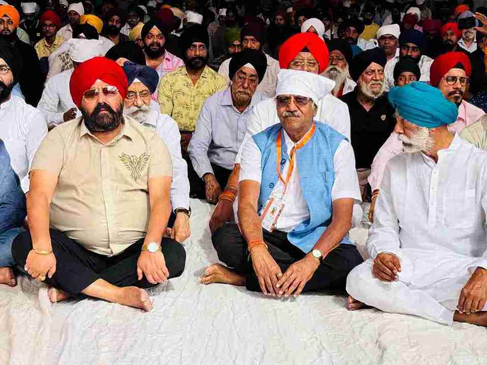 Guru Nanak Jayanti 2025 celebration at Khalsa School Raipur with Gurucharan Singh Hora and MP Brijmohan Agarwal