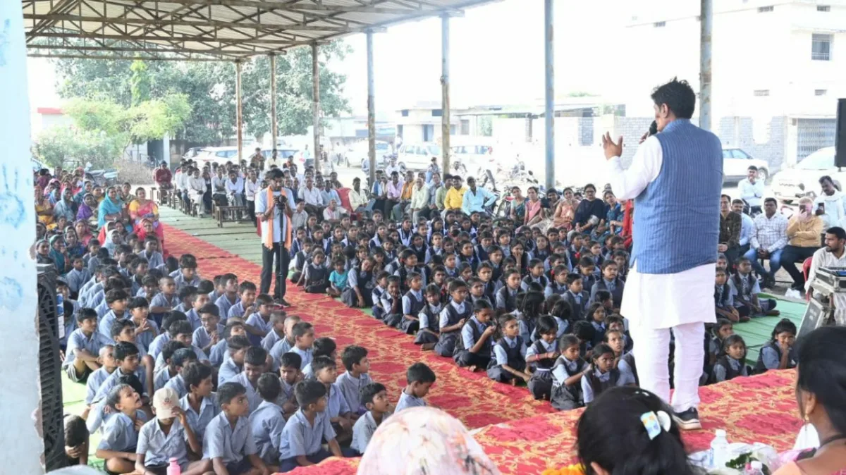 रायपुर जिला पंचायत अध्यक्ष नवीन अग्रवाल की जनचौपाल से सुलझ रही जनसमस्याएं मंत्रियों ने सराहा विकास का मॉडल