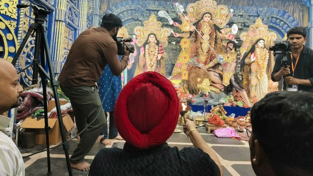 रायपुर के माना कैंप में पुरी जगन्नाथ मंदिर की तर्ज पर बना भव्य दुर्गा पंडाल गुरुचरण सिंह होरा ने की पूजा