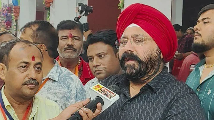 रायपुर के माना कैंप में पुरी जगन्नाथ मंदिर की तर्ज पर बना भव्य दुर्गा पंडाल गुरुचरण सिंह होरा ने की पूजा